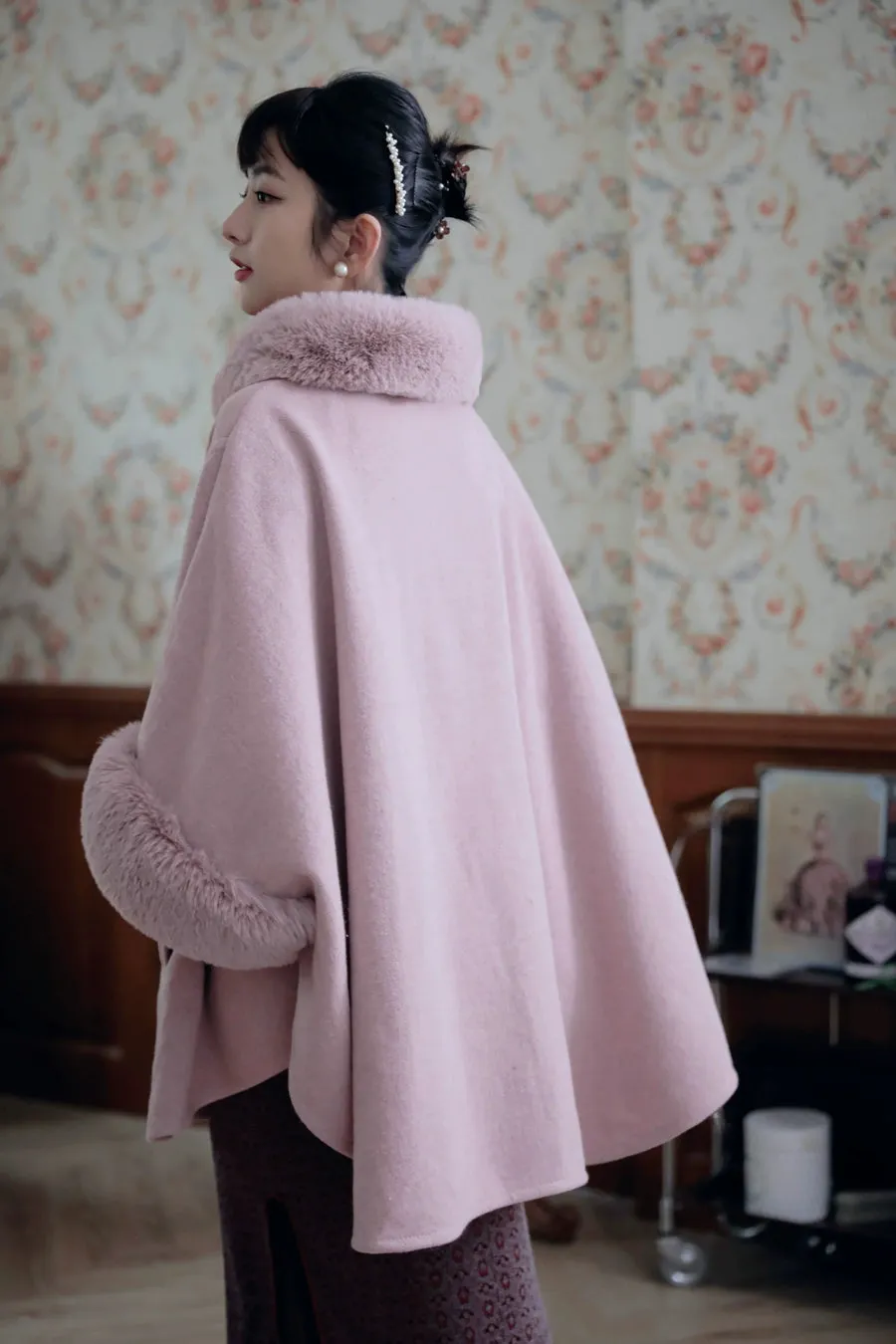 Bianfu Xiu 蝙蝠袖 Batwing Sleeve Republic of China Winter Fur Belted Cape