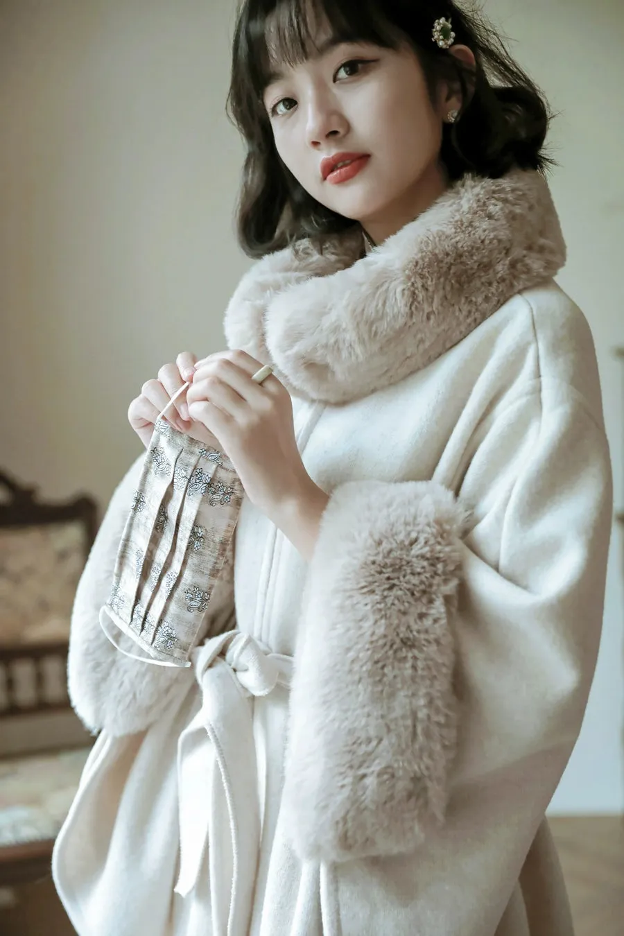 Bianfu Xiu 蝙蝠袖 Batwing Sleeve Republic of China Winter Fur Belted Cape