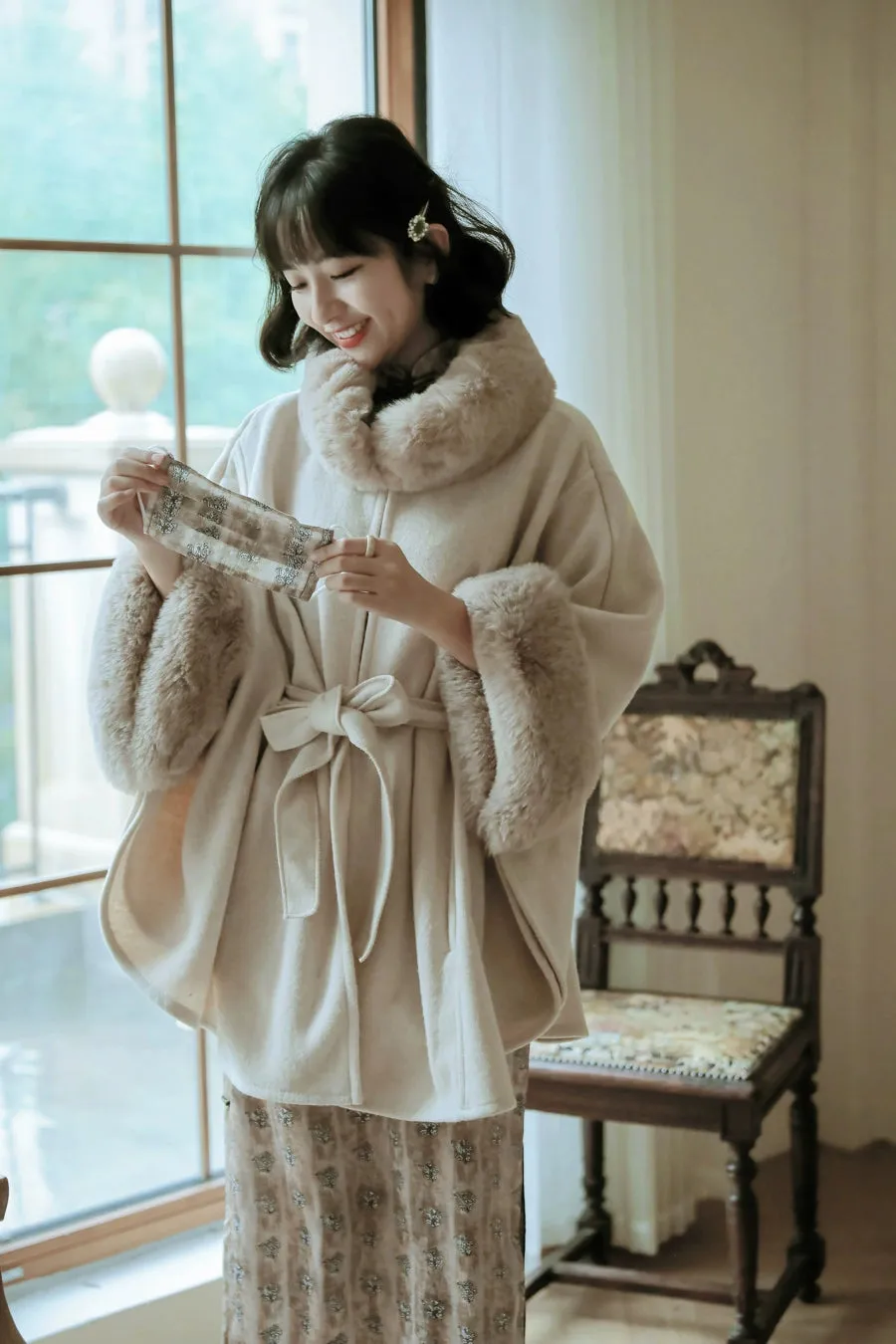 Bianfu Xiu 蝙蝠袖 Batwing Sleeve Republic of China Winter Fur Belted Cape