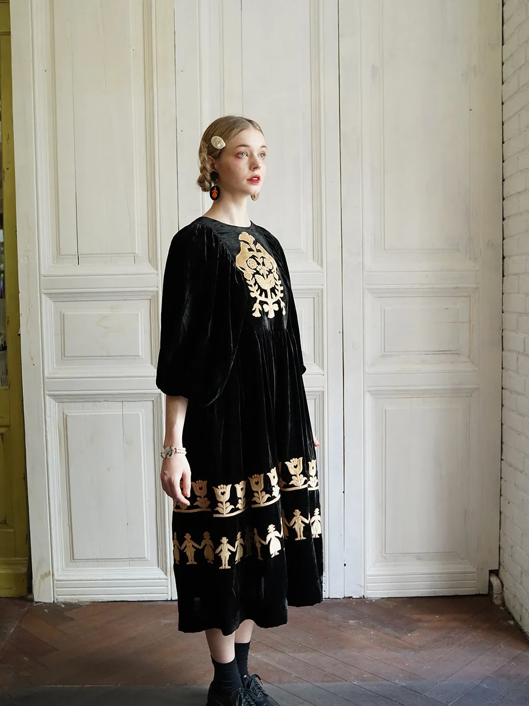 Unlogical Poem Paper-cut Flocked Embroidered Cape Sleeve Dress